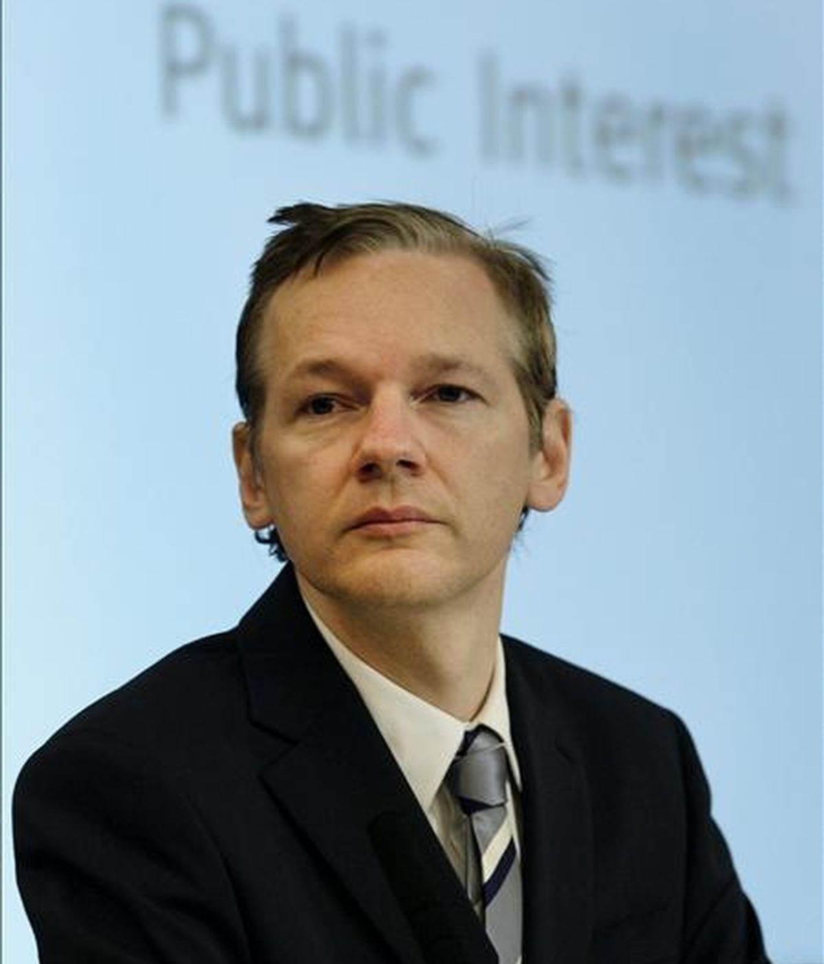 Fotografía tomada el 23 de octubre de 2010 que muestra al fundador de Wikileaks, Julian Assange, durante una rueda de prensa en el sur de Londres (Reino Unido). EFE