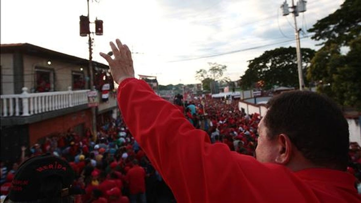 Fotografía cedida por el Palacio de Miraflores disponible en la que se observa al presidente venezolano, Hugo Chávez, durante un rally de campaña política este 20 de septiembre de 2010, en la localidad de El Vigía, Estado Mérida (Venezuela). EFE