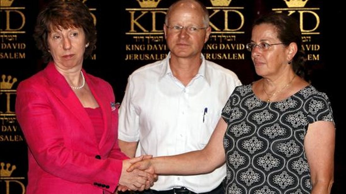Catherine Aston (i), alta representante de la Unión Europea para Asuntos Exteriores y Política de Seguridad, con Noam y Aviva Shalit, los padres del soldado israelí secuestrado Gilad Shalit, este lunes. EFE