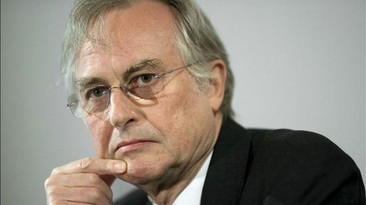 El divulgador científico británico Richard Dawkins, durante la conferencia de prensa ofrecida hoy antes de ser investido doctor honoris causa por la Universidad de Valencia. EFE