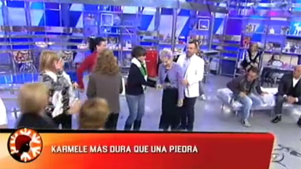 Karmele, acosada por el público