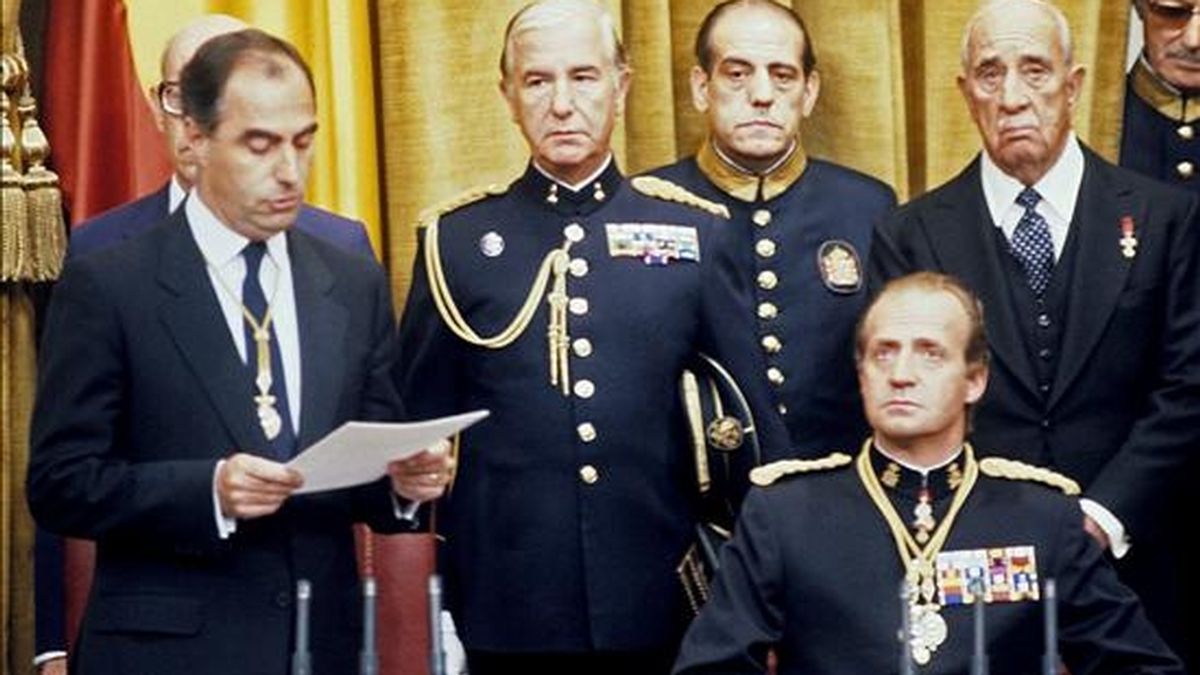 El ex presidente del Congreso de los Diputados durante nueve años (1986-1995) Félix Pons Irazazábal ha fallecido hoy en la clínica Rotger de Palma a los 67 años, por una grave enfermedad que padecía desde hace meses, han informado a Efe fuentes del entorno del político mallorquín. En la foto de archivo (28/07/1986), en presencia del Rey don Juan Carlos, Félix Pons (I) pronuncia unas palabras en la apertura de la III Legislatura de las Cortes, acto solemne presidido por los Reyes don Juan Carlos y doña Sofía, acompañados de las infantas Elena y Cristina. EFE/Archivo El ex presidente del Congreso de los Diputados durante nueve años (1986-1995) Félix Pons Irazazábal ha fallecido hoy en la clínica Rotger de Palma a los 67 años, por una grave enfermedad que padecía desde hace meses, han informado a Efe fuentes del entorno del político mallorquín. En la foto de archivo (28/07/1986), en presencia del Rey don Juan Carlos, Félix Pons (I) pronuncia unas palabras en la apertura de la III Legislatura de las Cortes, acto solemne presidido por los Reyes don Juan Carlos y doña Sofía, acompañados de las infantas Elena y Cristina. EFE/Archivo