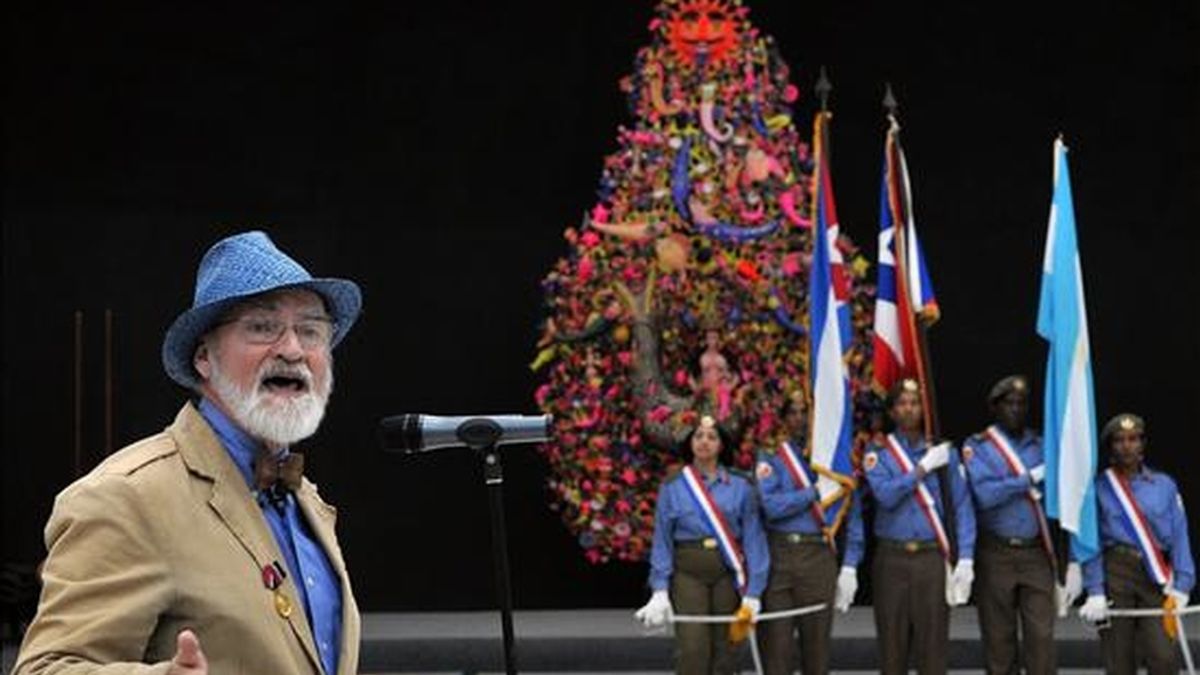 El artista plástico puertorriqueño Antonio Martorell pronuncia un discurso tras ser condecorado con la medalla "Haydee Santamaría" que otorga el Consejo de Estado de la República de Cuba. EFE