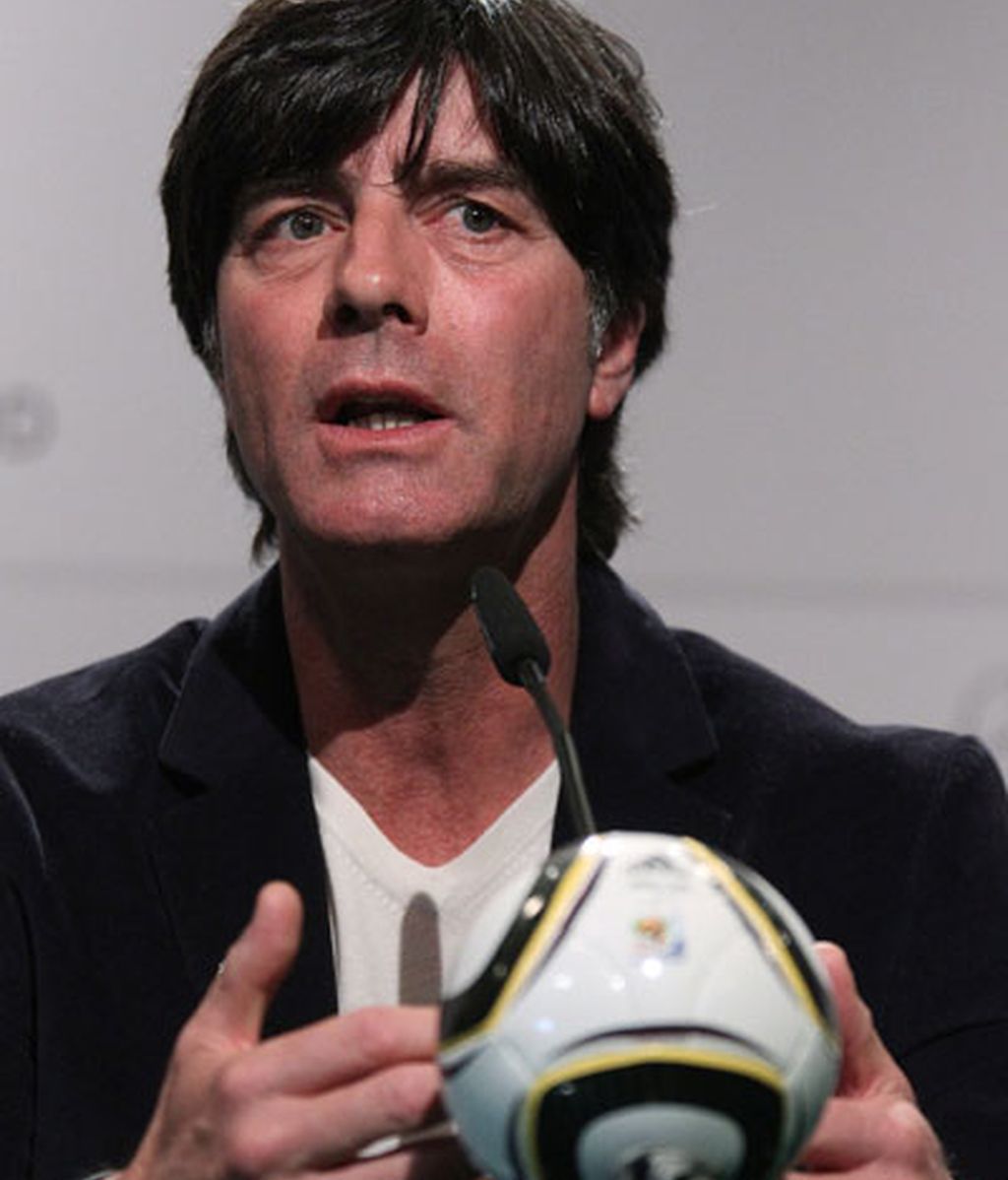 Joachim Löw destaca el juego de Iniesta y Xavi en el centro del campo. Joachim Löw destaca el juego de Iniesta y Xavi en el centro del campo.