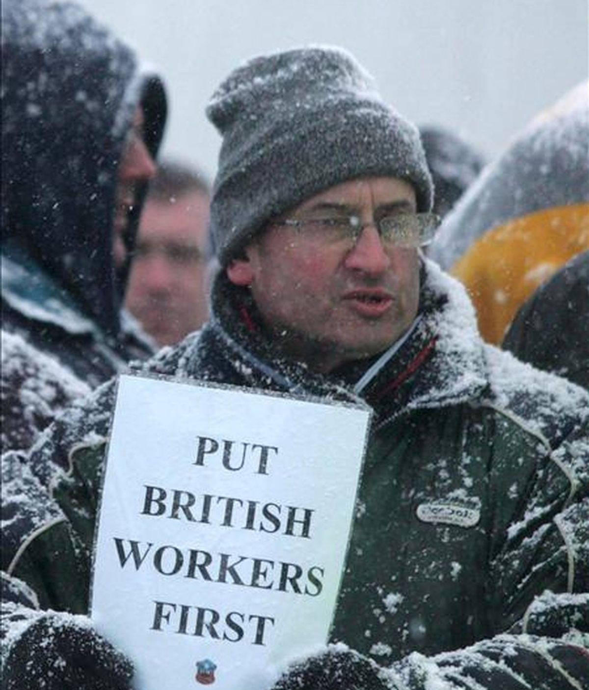 En la imagen, varios empleados se manifiestan contra de la contratación de trabajadores extranjeros a las afueras de la refinería de Lindsey en Immingham, Lincolnshire, Reino Unido. EFE/Archivo