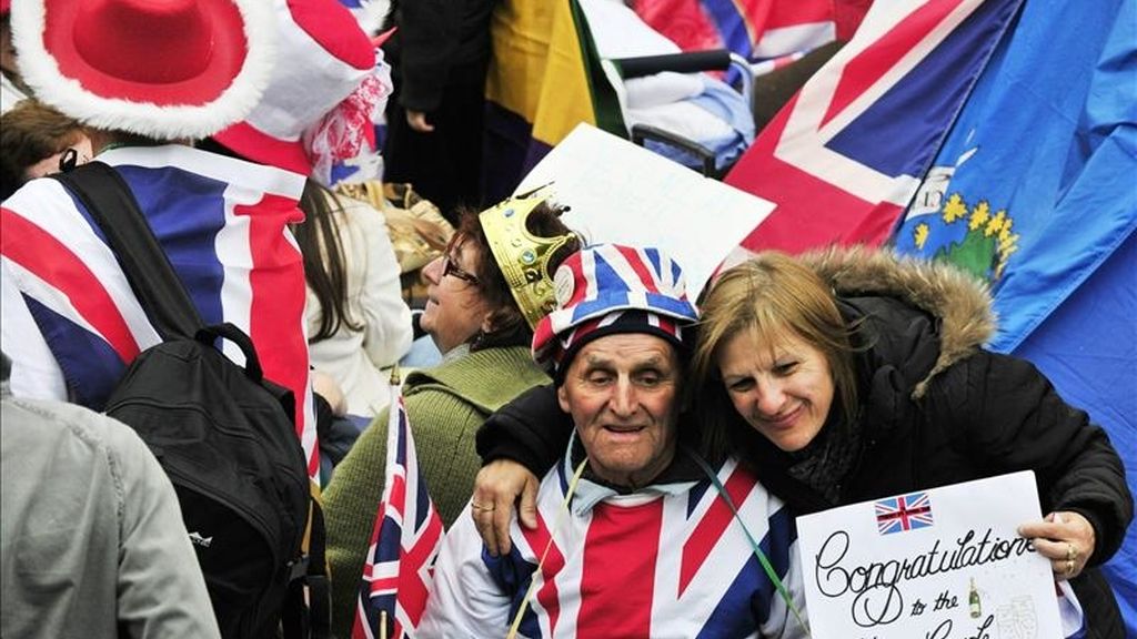 Los "fans" de la familia Windsor disfrutan del ambiente ante la abadía de Westminster en Londres, Reino Unido, hoy jueves 28 de abril de 2011, a falta de un día de la boda del príncipe Guillermo con Kate Middleton. EFE