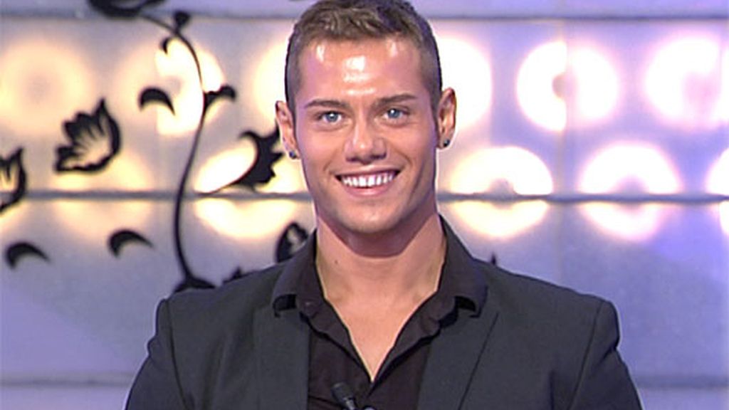 Fabián se sienta en el trono