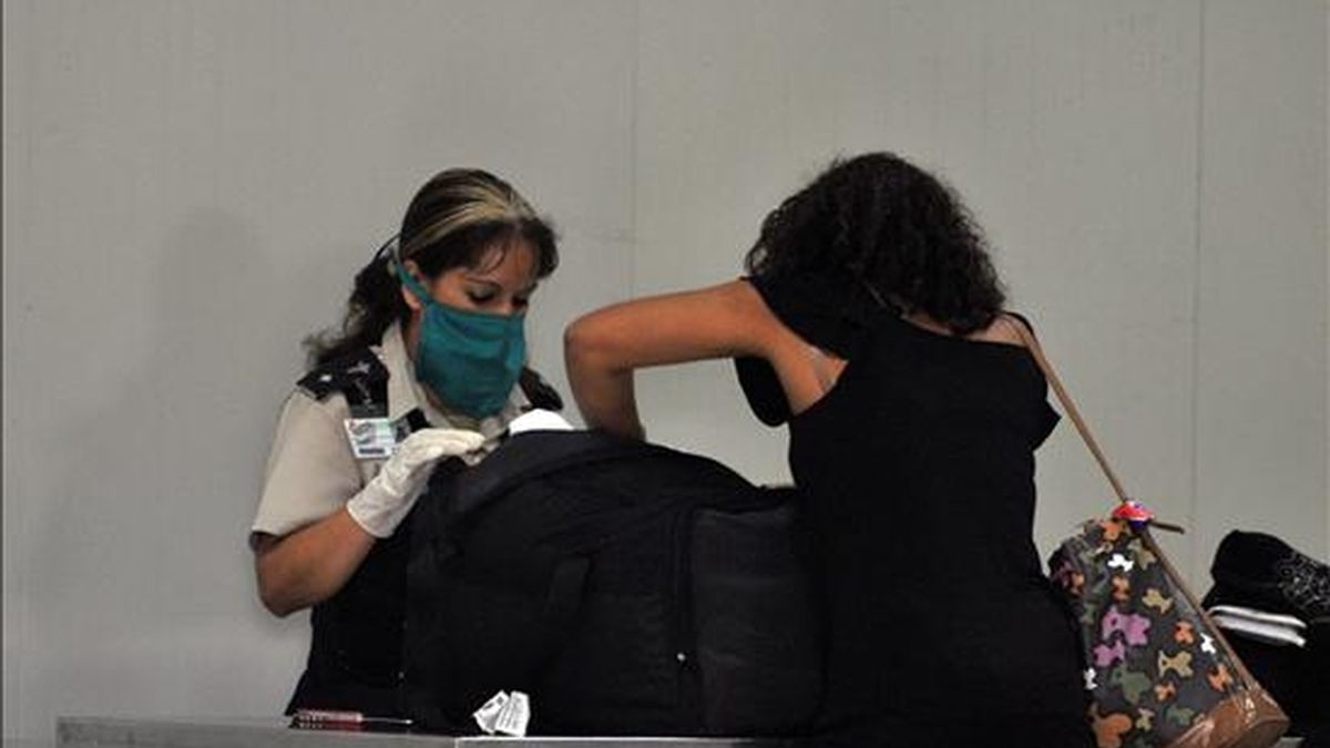 Los siete casos anteriores de gripe A detectados en Cuba fueron tres jóvenes mexicanos que estudian en la isla, dos cubanos procedentes de Estados Unidos y dos canadienses, y la mayoría ya han sido dados de alta. EFE/Archivo