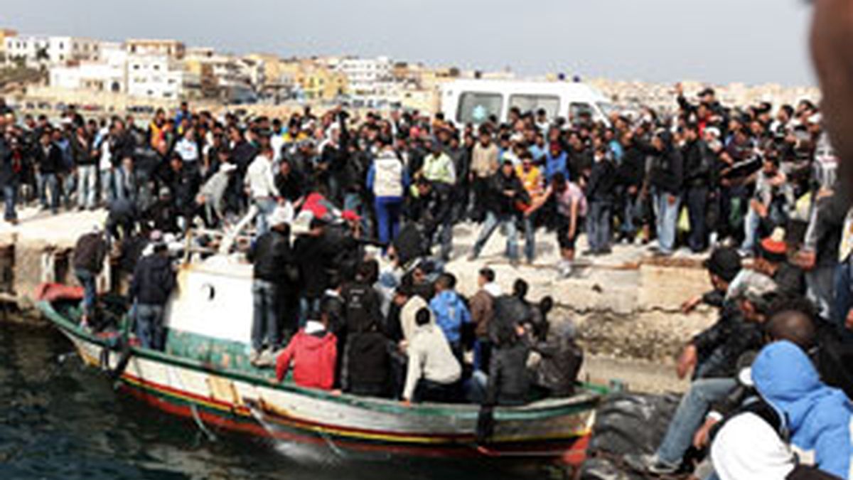 Miles de inmigrantes han llegado en los últimos meses a las costas del sur de italia. Vídeo: Informativos Telecinco Miles de inmigrantes han llegado en los últimos meses a las costas del sur de italia. Vídeo: Informativos Telecinco