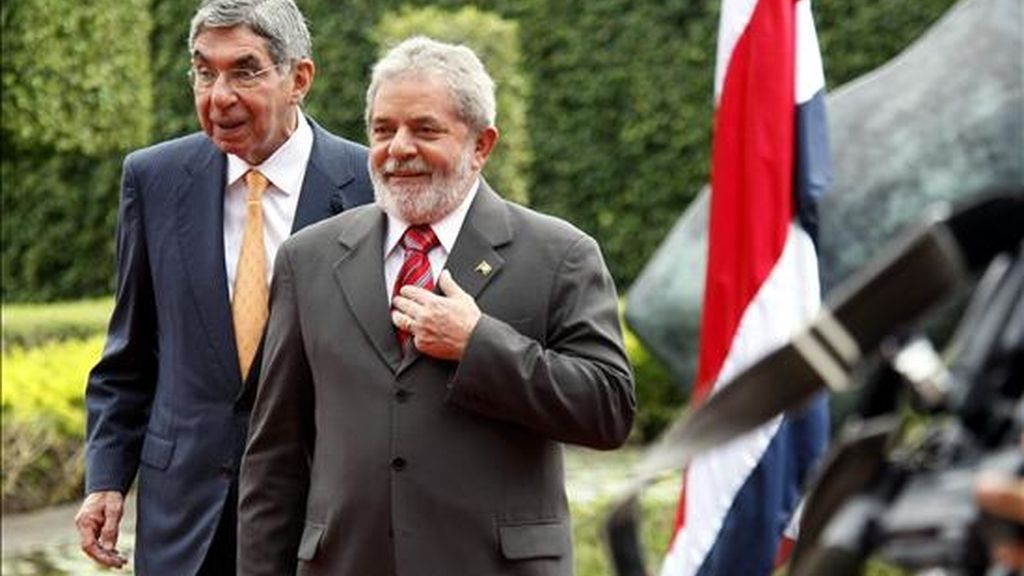 El presidente de Brasil, Luiz Inácio Lula da Silva (d), es recibido por su homólogo de Costa Rica, Óscar Arias (i), a su llegada a la Casa Presidencial en San José (Costa Rica), durante una visita oficial al país. EFE