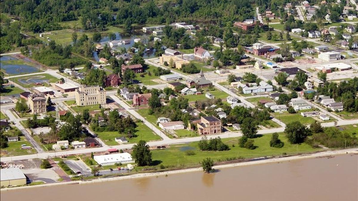 Imagen aérea del pasado 3 de mayo en la que se observa la población de Cairo, Illinois (EE.UU.), rodeada por la inundación del río Ohio (abajo) y la del río Mississippi (arriba, fuera de cuadro). EFE/Archivo