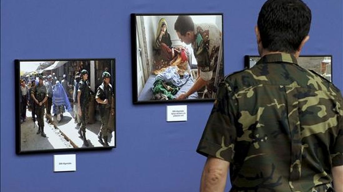 La exposición fotográfica "20 años de misiones de paz", que hoy se inaugura en el Palacio Real de Valadolid, rinde homenaje al trabajo de los soldados españoles que han participado en ese tiempo en cometidos pacíficos en los cinco continentes. EFE
