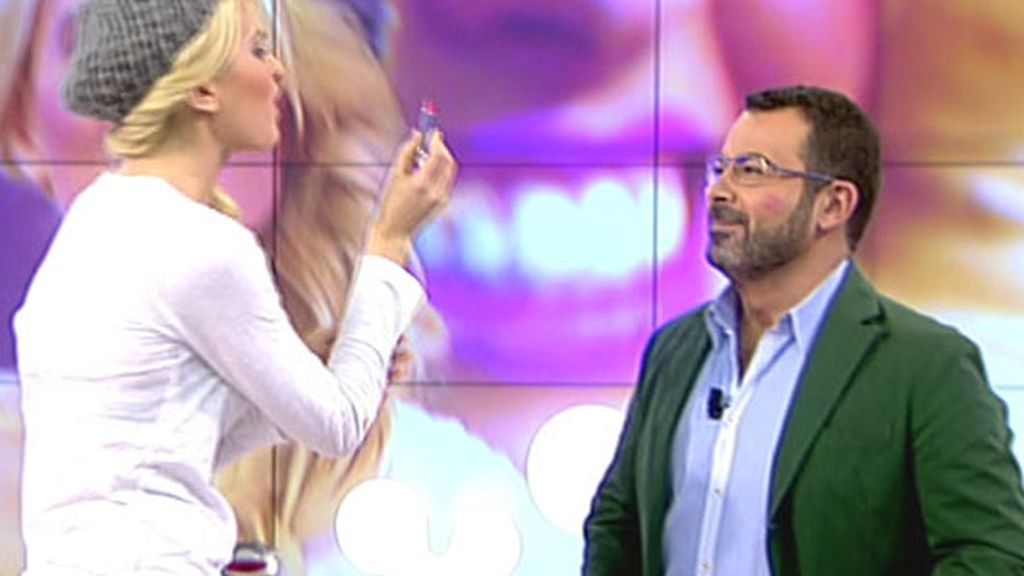 Adriana Abenia besa a Jorge Javier