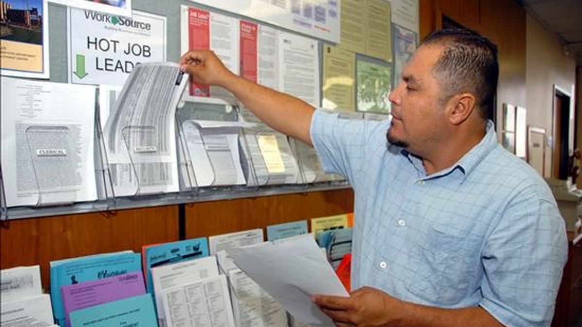 Según una encuesta realizada por Opinion Research Corporation para la cadena CNN de televisión, El 74 por ciento de los 1.010 adultos consultados opina que la economía de EE.UU. sigue en recesión. EFE/Archivo Según una encuesta realizada por Opinion Research Corporation para la cadena CNN de televisión, El 74 por ciento de los 1.010 adultos consultados opina que la economía de EE.UU. sigue en recesión. EFE/Archivo