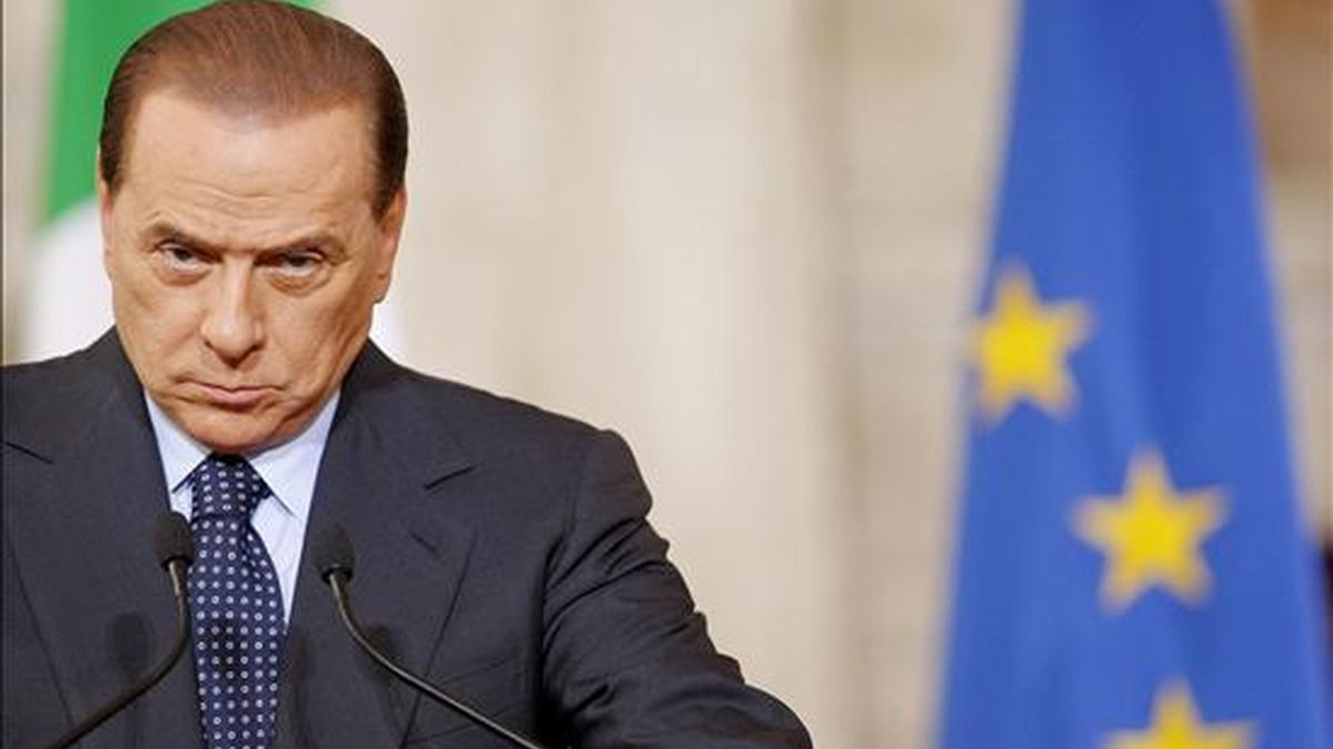 El primer ministro italiano, Silvio Berlusconi, durante la rueda de prensa que ofreció al término de la cumbre social de los países del G-8 que se celebró en Roma, Italia, hoy martes 31 de marzo. El objetivo de la reunión de tres días es tratar el impacto de la crisis económica en el empleo, con atención especial a "la dimensión humana de la crisis". EFE