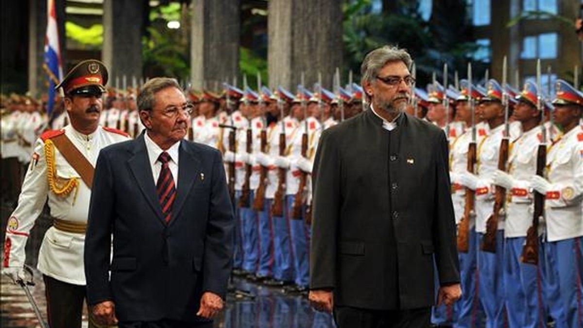 El presidente cubano, Raúl Castro, y su homólogo de Paraguay, Fernando Lugo, pasan revista a las tropas para la ceremonia oficial de recibimiento en el Palacio de la Revolución de La Habana. EFE