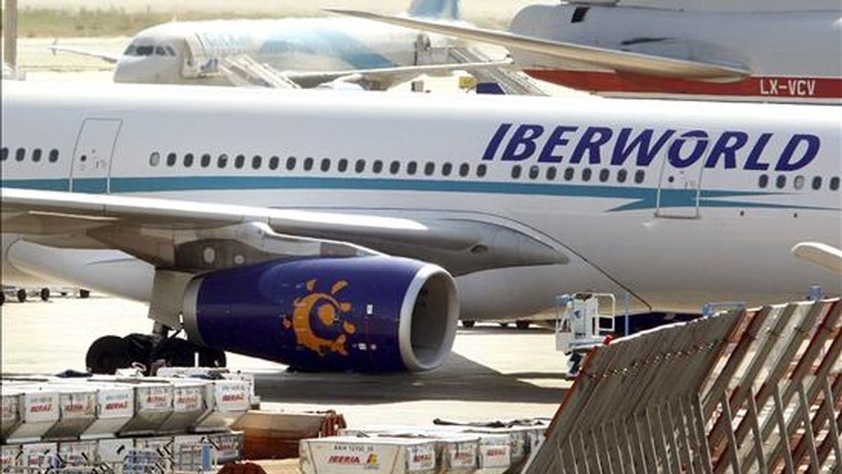En la imagen, un avión de la compañía Iberworld, modelo Airbus A330, en el aeropuerto de Barcelona. Un avión de esta compañía ha tenido que regresar al de Gran Canaria 10 minutos después de salir por problemas en el motor. EFE/Archivo