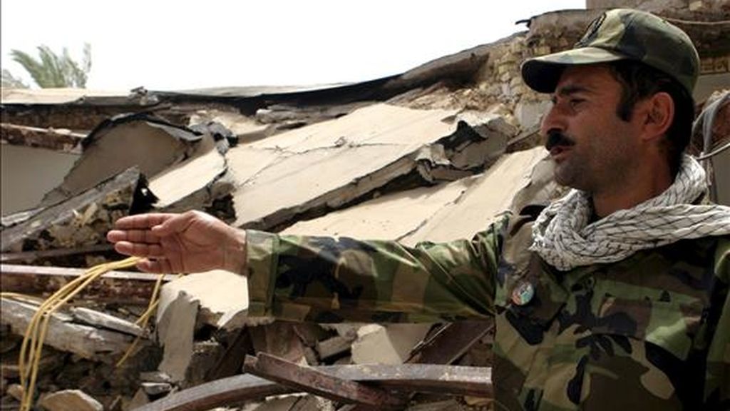 Un policía inspecciona los desperfectos causados por explosiones que destruyeron el centro de Ahvaz, en el suroeste iraní. EFE/Archivo