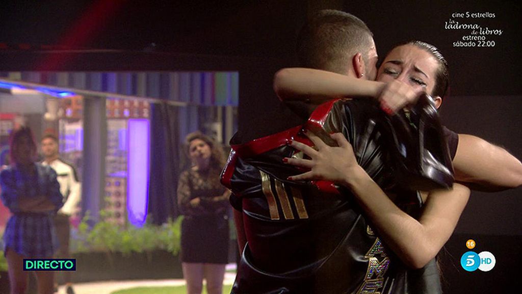 Abrazaba a su chico mientras él le decía: "Te amo"