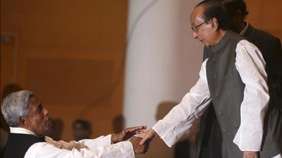 Foto del 31 de diciembre de 2008 que muestra a Zillur Rahman (d), un político de 79 años y líder de la Liga Awami de Bangladesh, saludando a un hombre no identificado. EFE/Archivo