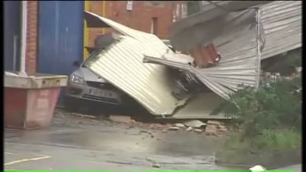 Rachas de viento de 100km/h causan destrozos en Bilbao