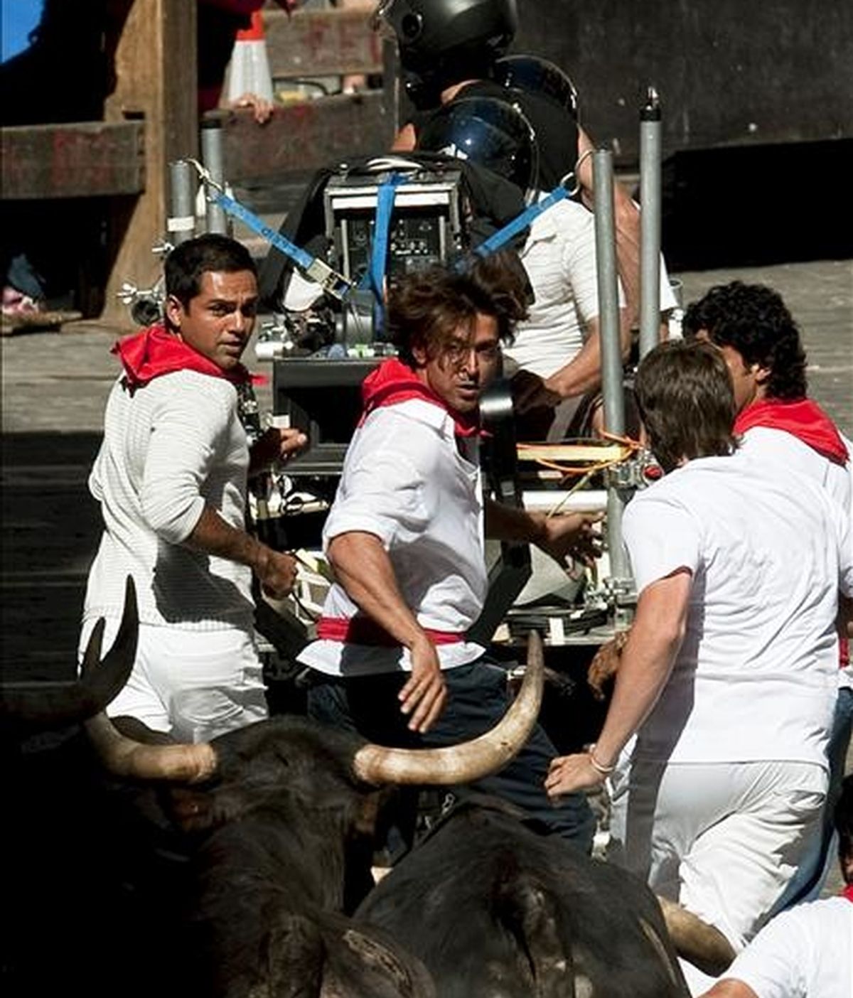 Los tres protagonistas corren delante de los astados durante la recreación de los encierros de los sanfermines en el rodaje en Pamplona de la película india "Zindagi milegi da dobara" ("Solo se vive una vez"), del director Zoya Akhtar, primer largometraje de la industria de Bollywood que se filma en España. EFE