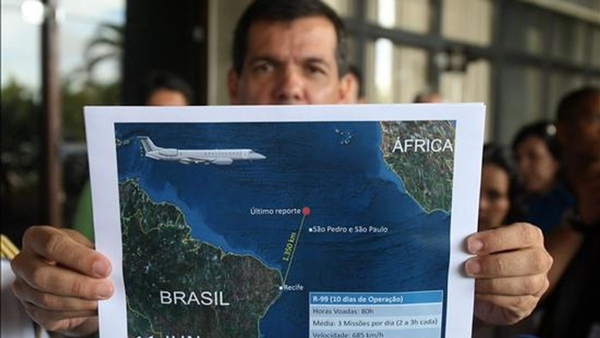 El teniente coronel de la Fuerza Aérea brasileña, Henry Munhoz, muestra el pasado 11 de junio, en el CINDACTA III en la ciudad de Recife, durante una rueda de prensa un reporte de la última actualización del área de búsqueda de los cuerpos y restos tras el accidente del avión Airbus A330-200 de Air France que cayó al Atlántico. EFE/Archivo
