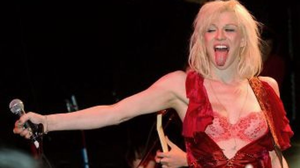 "Courtney Love está muerta", así declaró la cantante, harta de su nombre artístico y de la fama de rockera rebelde que la persigue.
