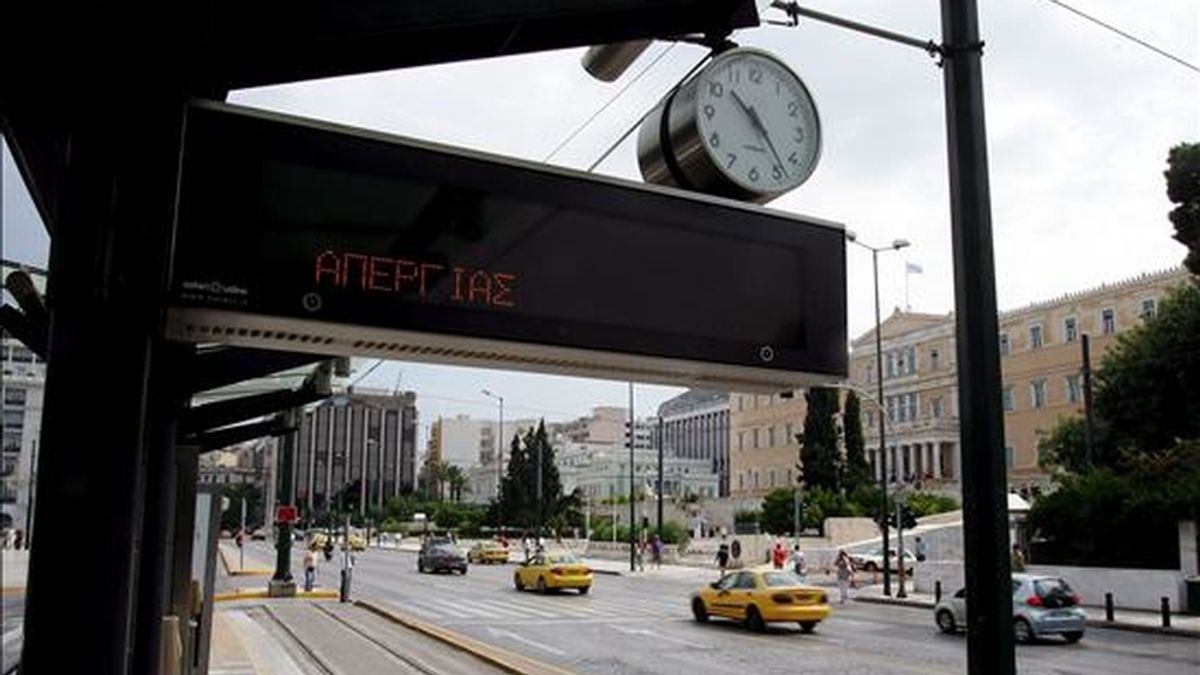 Vista de una parada de tranvía vacía frente al Parlamento griego, en Atenas (Grecia). La séptima huelga general del año en Grecia, convocada hoy, ha paralizado el transporte público, alterado las conexiones de numerosos vuelos y reducido la atención sanitaria a las urgencias. Las protestas responden a la reforma del sistema de pensiones que se aprobó de forma preliminar esta madrugada por mayoría en el Parlamento griego en una sesión extraordinaria. EFE