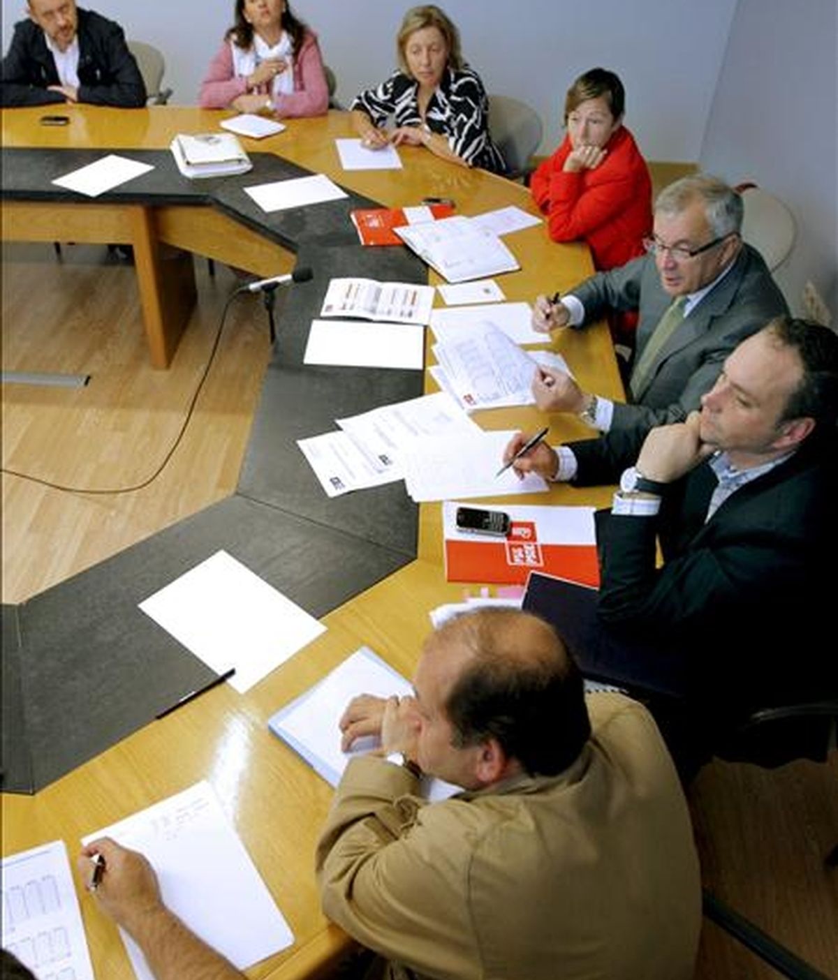 El secretario general del PSdG-PSOE, Manuel Vázquez (5i), al comienzo de la reunión de la Comisión Permanente del Comité ejecutivo del PSdG-PSOE, esta mañana en la sede de Santiago de Compostela. EFE