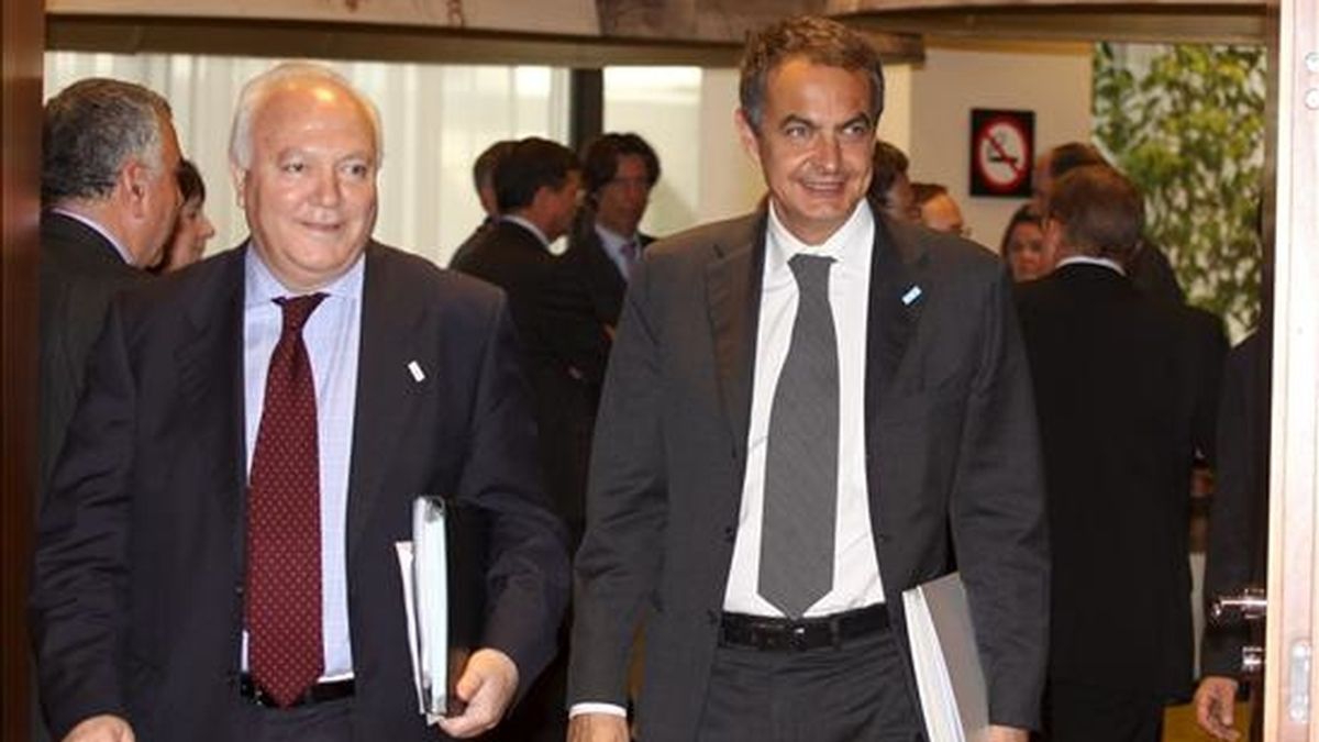 El presidente del Gobierno, José Luis Rodríguez Zapatero (d), y el ministro de Asuntos Exteriores, Miguel Angel Moratinos, llegan a la reunión la Cumbre de la Unión Europea celebrada en la sede del Consejo Europeo en Bruselas. EFE