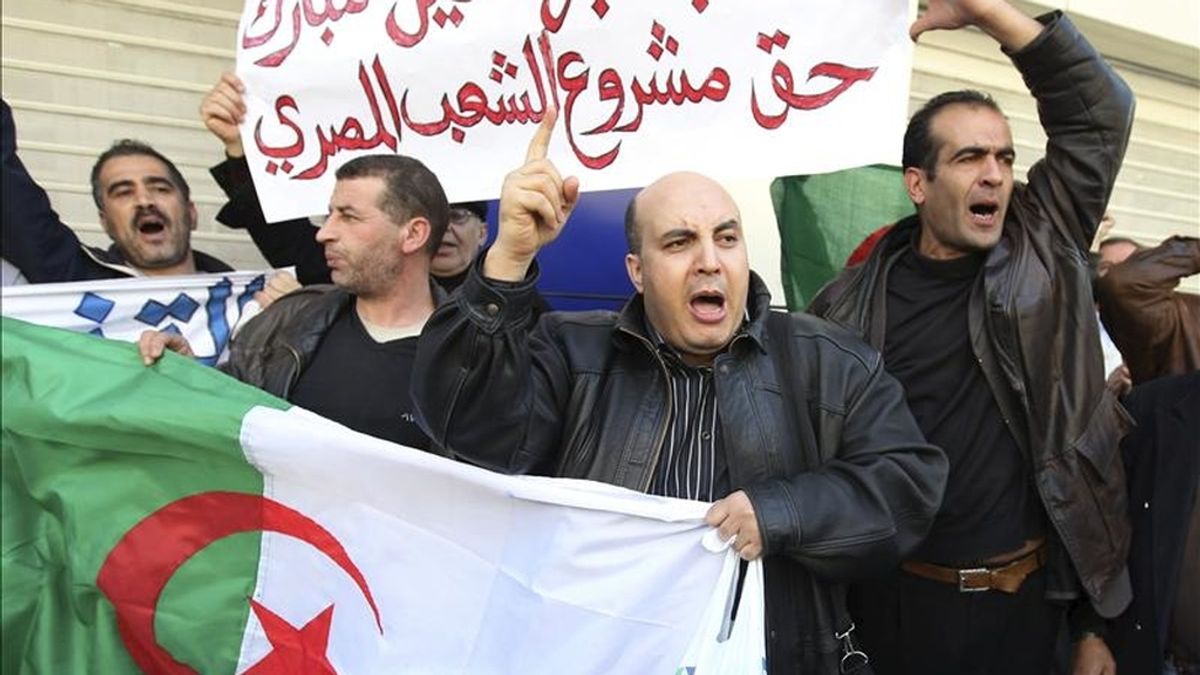 Unos hombres argelinos se manifiestan en Argel, Argelia. EFE/Archivo