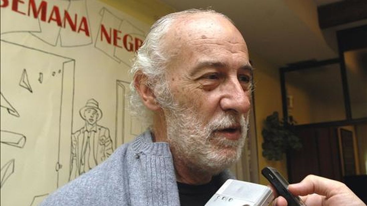 El escritor argentino Guillermo Orsi atiende a los periodistas tras haber sido galardonado con el premio Hammet a la mejor novela de la Semana Negra de Gijón, por su obra "Ciudad Santa". EFE