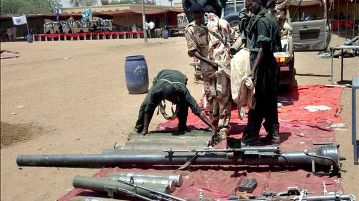 Miembros del Ejército sudanés muestran armas confiscadas al grupo rebelde Movimiento de Justicia e Igualdad. EFE/Archivo