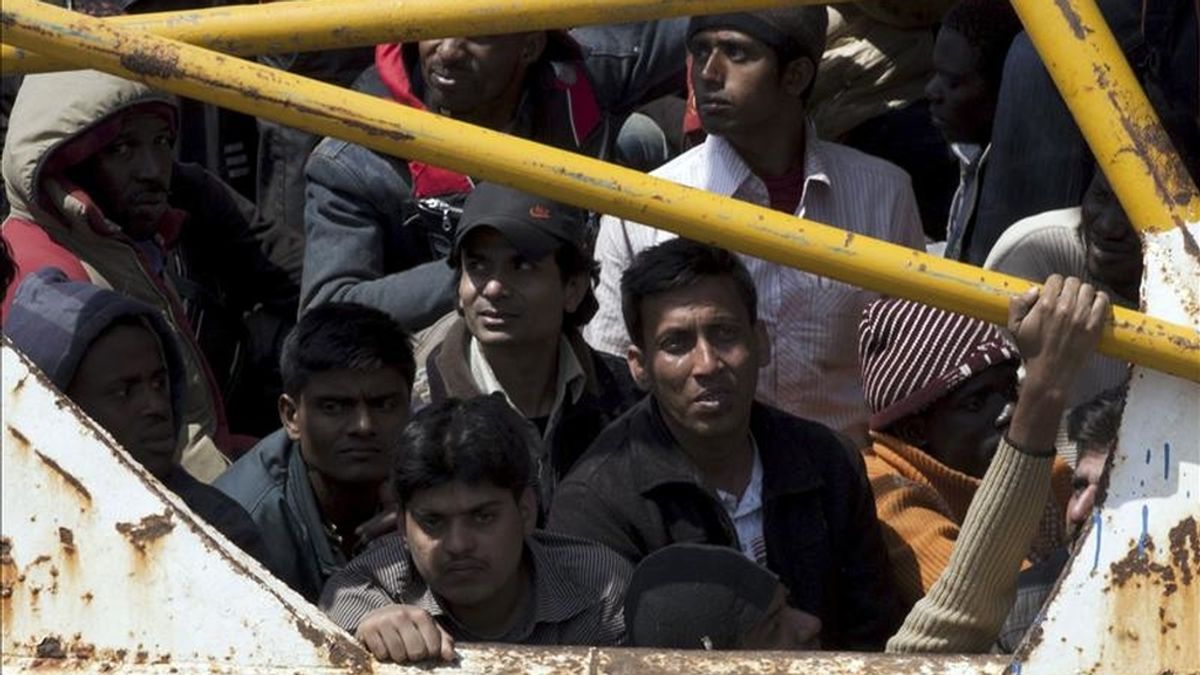 Inmigrantes procedentes de Libia a bordo de un bote llegan a la isla italiana de Lampedusa, el pasado 19 de abril. EFE/Archivo