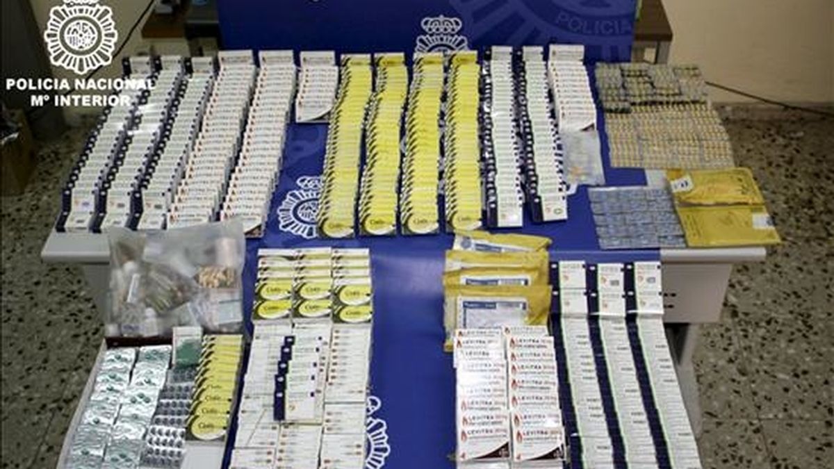 La Policía Nacional ha intervenido más de 9.000 dosis falsas de Viagra que se vendían a través de Internet en una operación en la que han sido detenidas cuatro personas por importar y distribuir decenas de miles de pastillas en España, lo que les podría haber reportado un beneficio de más de 50.000 euros. EFE/Ministerio del Interior