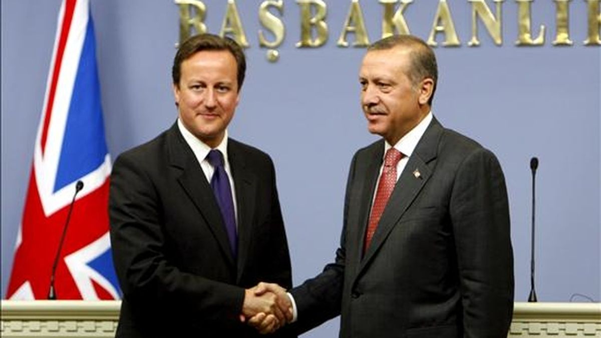 El primer ministro británico, David Cameron (i) estrecha la mano del primer ministro turco, Recep Tayip Erdogan (d), tras una rueda de prensa conjunta en Ankara (Turquía). Cameron realiza una visita de dos días a Turquía. EFE