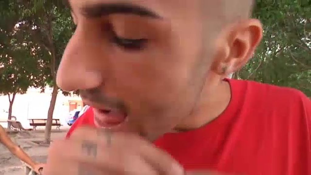 Un joven se “lía” un porro