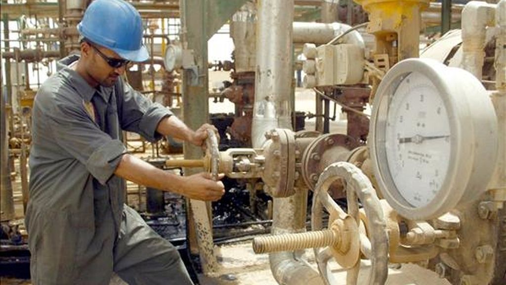Un operario abre una válvula en una refinería de Najaf, en Irak. EFE/Archivo