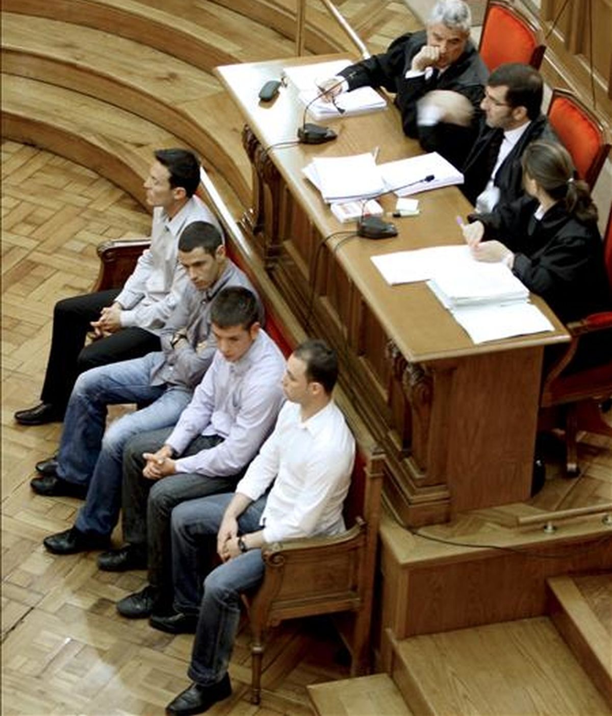 En la imagen, los cuatro Mossos d'Esquadra durante el juicio en la Audiencia de Barcelona acusados de agredir a un detenido y falsificar el atestado de lo ocurrido. EFE/Archivo
