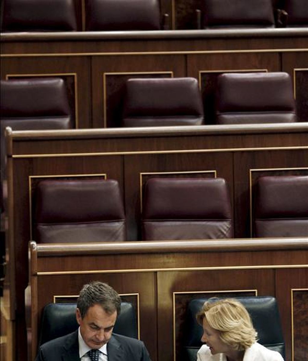 El presidente del Gobierno, José Luis Rodríguez Zapatero, escucha a la vicepresidenta segunda, Elena Salgado, durante el pleno del Congreso de los Diputados que hoy debate y vota las enmiendas a la totalidad del proyecto de Ley de Economía Sostenible. EFE El presidente del Gobierno, José Luis Rodríguez Zapatero, escucha a la vicepresidenta segunda, Elena Salgado, durante el pleno del Congreso de los Diputados que hoy debate y vota las enmiendas a la totalidad del proyecto de Ley de Economía Sostenible. EFE