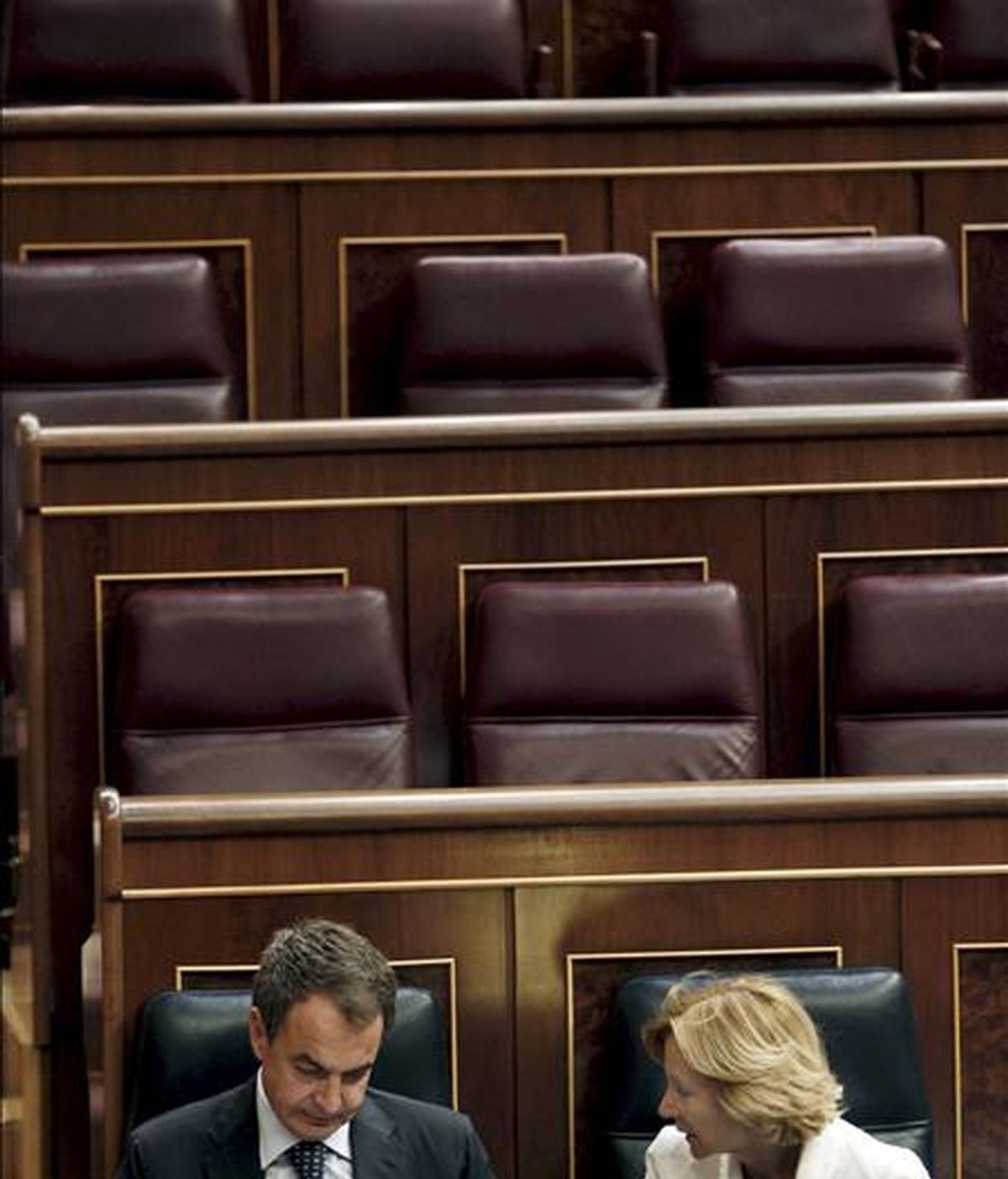 El presidente del Gobierno, José Luis Rodríguez Zapatero, escucha a la vicepresidenta segunda, Elena Salgado, durante el pleno del Congreso de los Diputados que hoy debate y vota las enmiendas a la totalidad del proyecto de Ley de Economía Sostenible. EFE