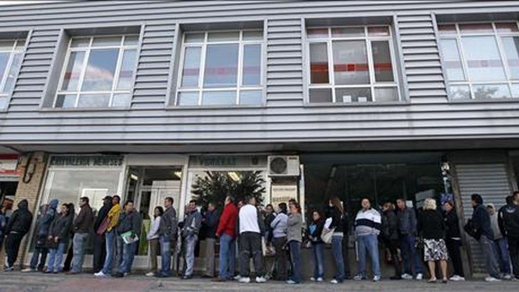 Aspecto que ofrecía ayer la entrada de una oficina de empleo, en un barrio periférico de Madrid, con una considerable cola de personas esperando su turno. EFE/Archivo Aspecto que ofrecía ayer la entrada de una oficina de empleo, en un barrio periférico de Madrid, con una considerable cola de personas esperando su turno. EFE/Archivo