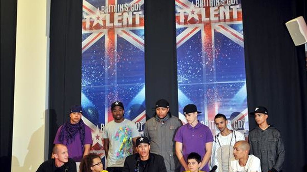 Los miembros del grupo de danza 'Diversity' asisten a una rueda de prensa mantenida en el centro Sony Entertainment HQ en Londres (Reino Unido), tras alzarse con el primer puesto en el concurso 'Britain's Got Talent'. Susan Boyle fue segunda. EFE
