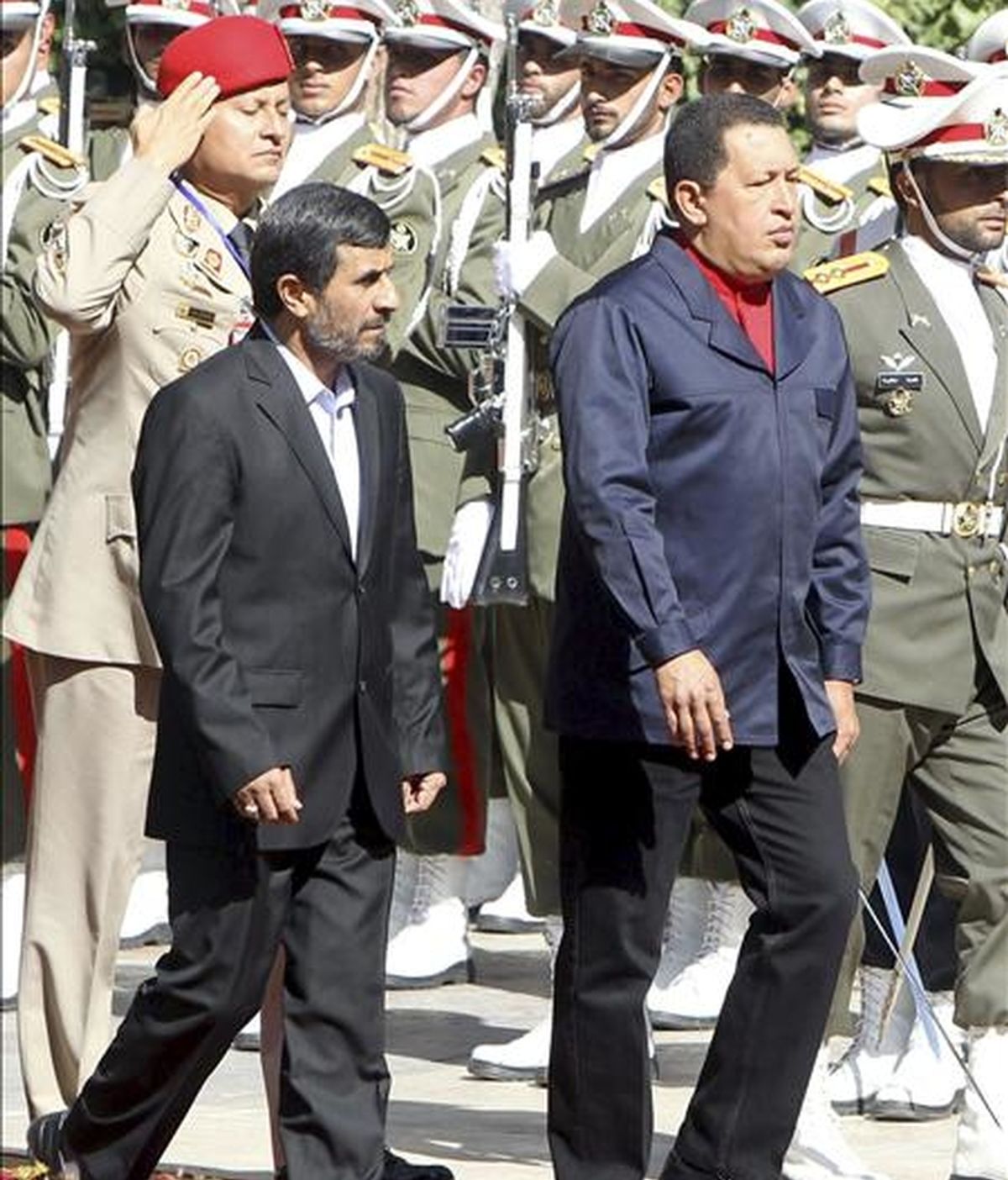 El presidente venezolano, Hugo Chávez (dcha), y su homólogo iraní, Mahmud Ahmadineyad (izq), pasan revista a la guardia de honor durante una ceremonia celebrada hoy, martes, 19 de octubre de 2010 en Teherán (Irán). EFE