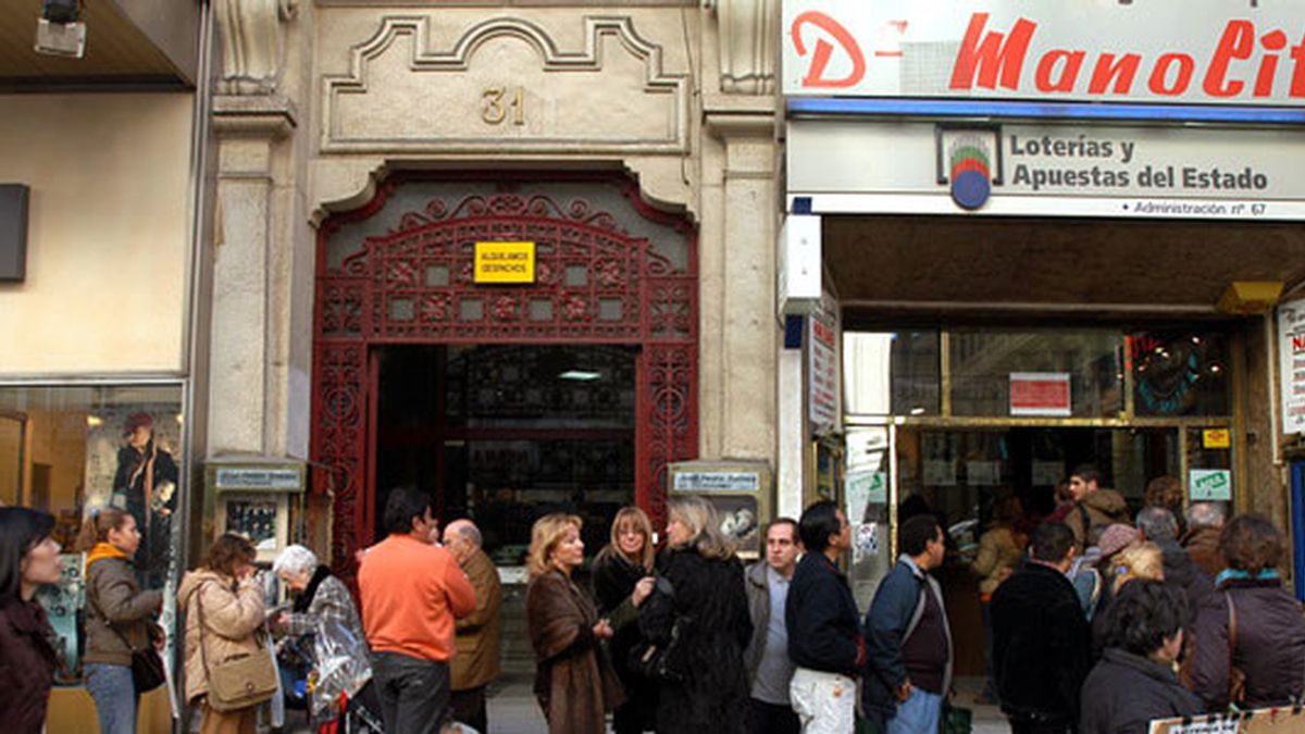 Largas filas para comprar lotería en Doña Manolita