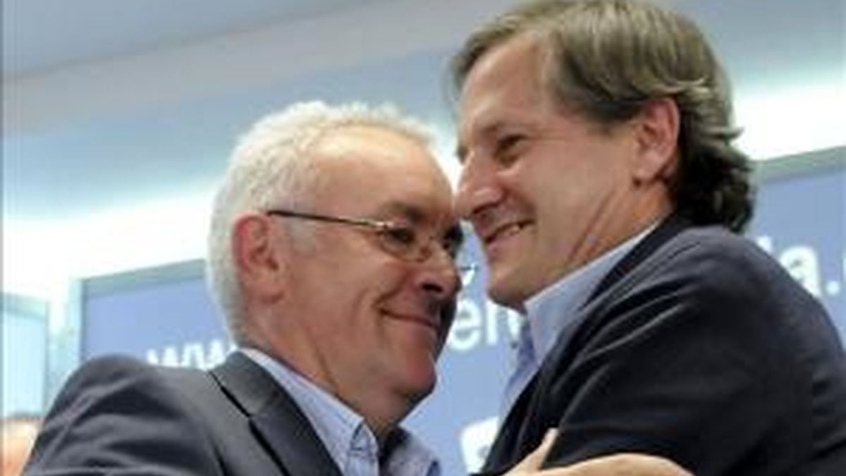 El candidato al Parlamento Europeo de IU, Willy Meyer (d) y el coordinador general de Izquierda Unida, Cayo Lara, tras valorar los resultados de las elecciones europeas. EFE