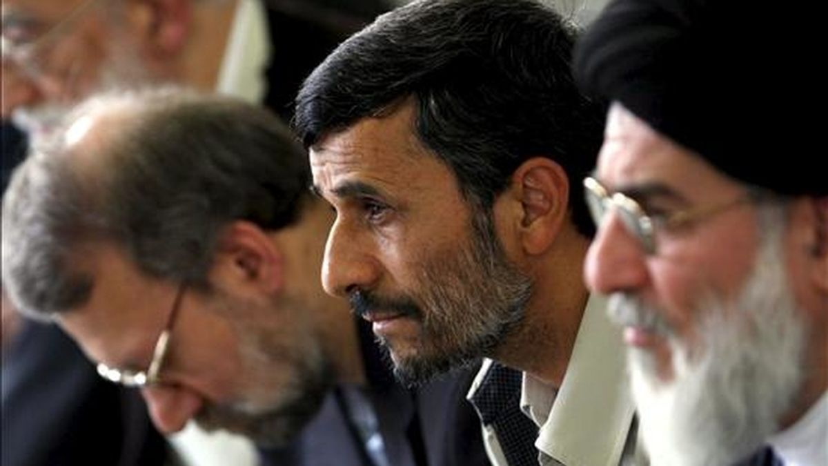 El presidente iraní, Mahmud Ahmadineyad (c), escucha al ayatolá Alí Jameneí durante la oración de los viernes en Teherán,  el pasado 19 de junio. EFE/Archivo