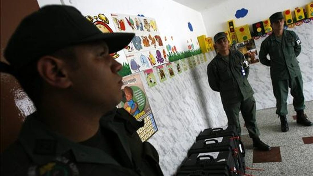 Militares trasladan a diferentes escuelas en Caracas (Venezuela) el material electoral que será utilizado el próximo domingo en el referendo, que decidirá si se enmienda la Constitución para permitir la reelección sin límites. EFE