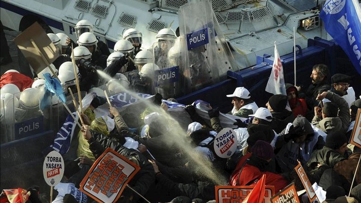 Trabajadores turcos y las fuerzas policiales antidisturbios se enfrentan durante una manifestación en contra del gobierno, en Ankara, Turquía. EFE